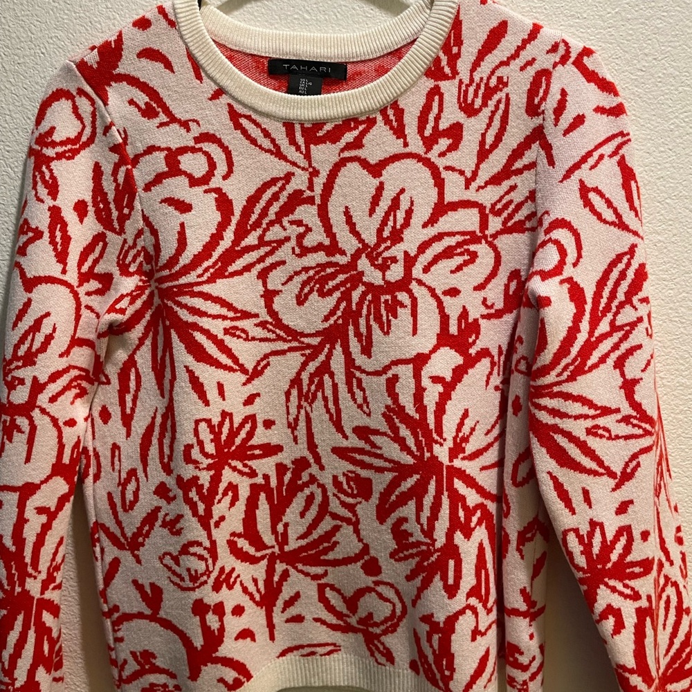 Tahari women’s red floral sweater size L